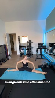 Carlotta Ferlito feet photo thumbnail