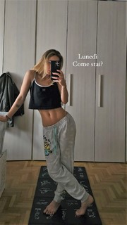 Carlotta Ferlito feet photo thumbnail
