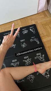 Carlotta Ferlito feet photo thumbnail