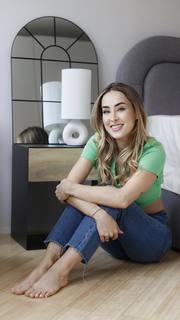 Carlotta Ferlito feet photo thumbnail