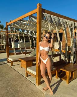 Carlotta Ferlito feet photo thumbnail