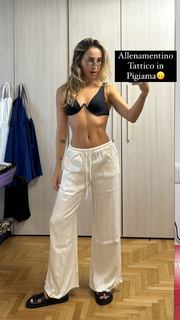 Carlotta Ferlito feet photo thumbnail