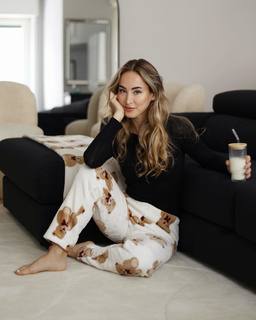 Carlotta Ferlito feet photo thumbnail