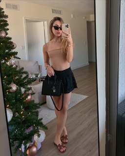 Carlotta Ferlito feet photo thumbnail