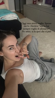 Carlotta Ferlito feet photo thumbnail