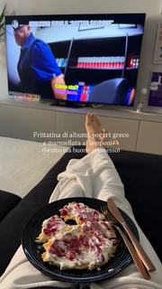 Carlotta Ferlito feet photo thumbnail