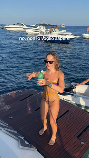 Carlotta Ferlito feet photo thumbnail