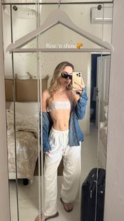 Carlotta Ferlito feet photo thumbnail