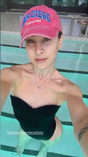 Carlotta Ferlito feet photo thumbnail