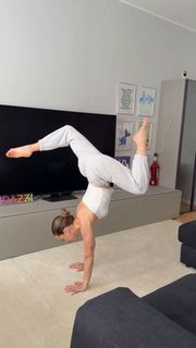 Carlotta Ferlito feet photo thumbnail