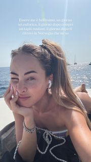 Carlotta Ferlito feet photo thumbnail