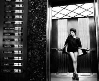 Carly Foulkes feet photo thumbnail