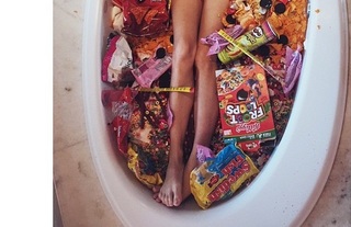 Carly Foulkes feet photo thumbnail