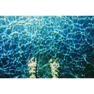 Carly Foulkes feet photo thumbnail