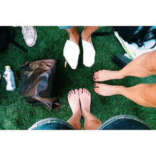 Carly Foulkes feet photo thumbnail