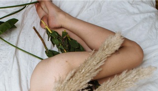 Carly Foulkes feet photo thumbnail