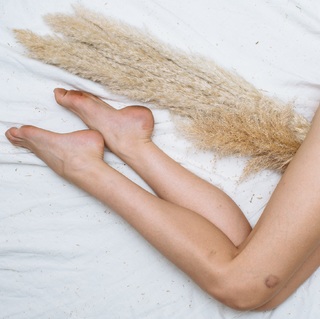 Carly Foulkes feet photo thumbnail