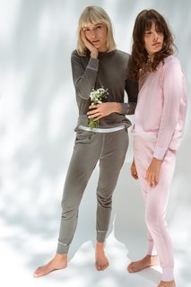 Carly Foulkes feet photo thumbnail