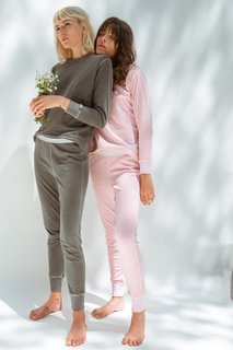 Carly Foulkes feet photo thumbnail