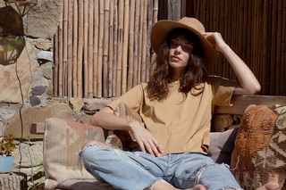 Carly Foulkes feet photo thumbnail