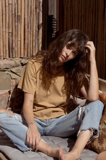 Carly Foulkes feet photo thumbnail