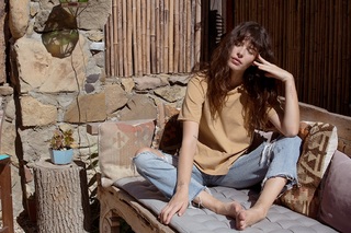 Carly Foulkes feet photo thumbnail