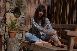 Carly Foulkes feet photo thumbnail