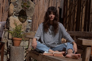 Carly Foulkes feet photo thumbnail