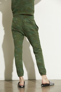 Carly Foulkes feet photo thumbnail