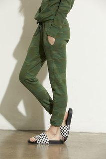 Carly Foulkes feet photo thumbnail