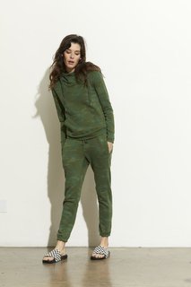 Carly Foulkes feet photo thumbnail