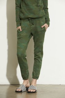 Carly Foulkes feet photo thumbnail