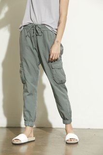 Carly Foulkes feet photo thumbnail