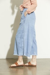 Carly Foulkes feet photo thumbnail