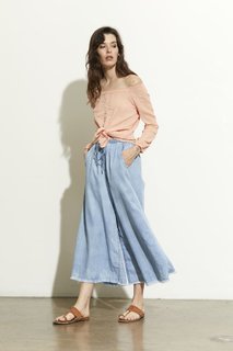 Carly Foulkes feet photo thumbnail