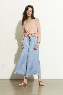 Carly Foulkes feet photo thumbnail