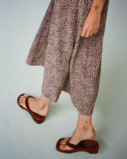 Carly Foulkes feet photo thumbnail