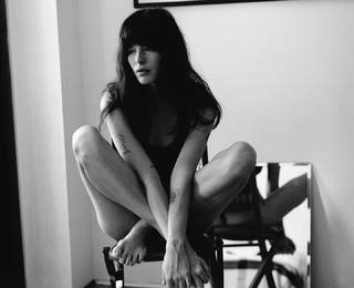 Carly Foulkes feet photo thumbnail