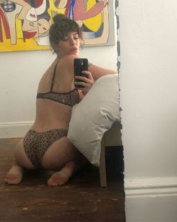 Carly Foulkes feet photo thumbnail