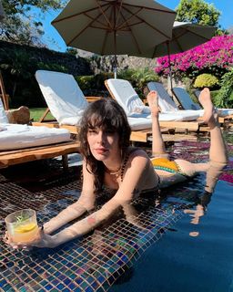 Carly Foulkes feet photo thumbnail