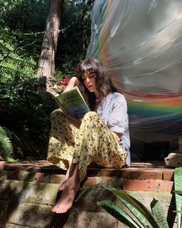 Carly Foulkes feet photo thumbnail