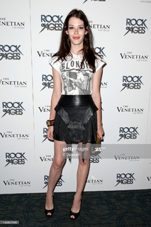 Carly Foulkes feet photo thumbnail