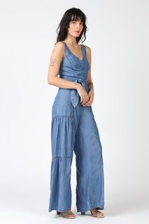 Carly Foulkes feet photo thumbnail