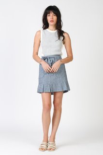 Carly Foulkes feet photo thumbnail