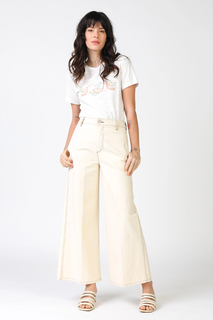 Carly Foulkes feet photo thumbnail