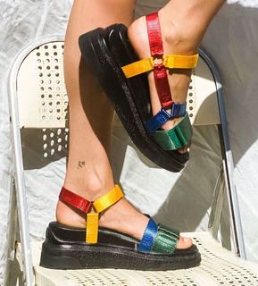 Carly Foulkes feet photo thumbnail