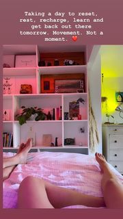 Carly Foulkes feet photo thumbnail