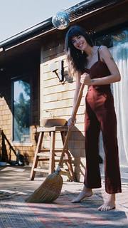 Carly Foulkes feet photo thumbnail