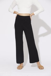 Carly Foulkes feet photo thumbnail