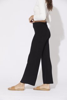 Carly Foulkes feet photo thumbnail